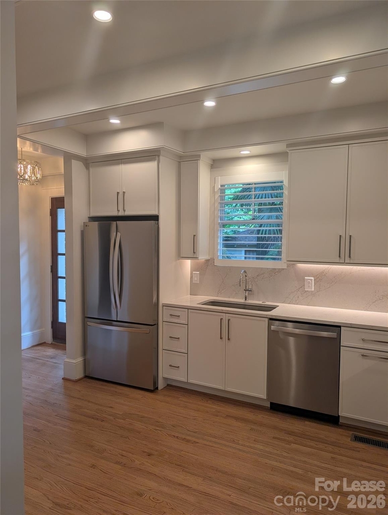 923 Henley Place - Photo 4