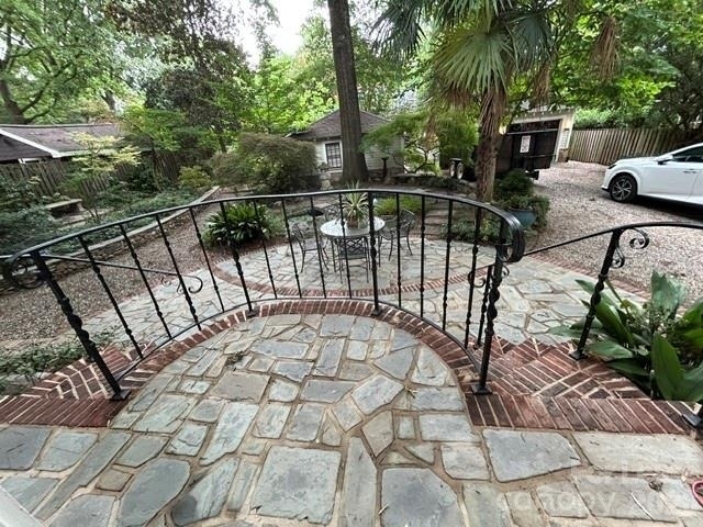923 Henley Place - Photo 3