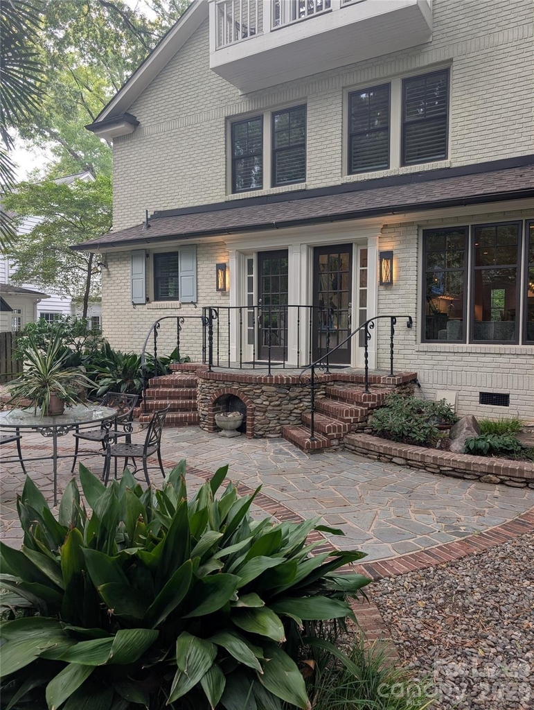 923 Henley Place - Photo 2