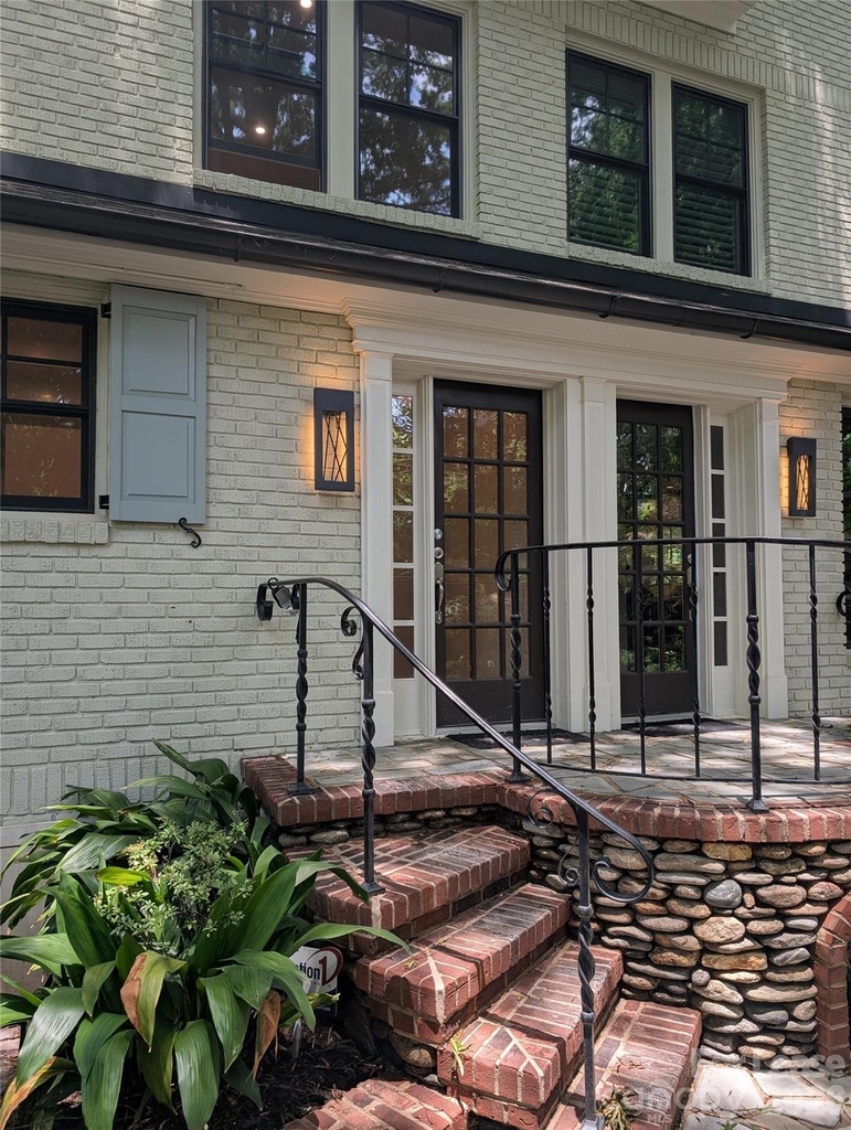 923 Henley Place - Photo 1