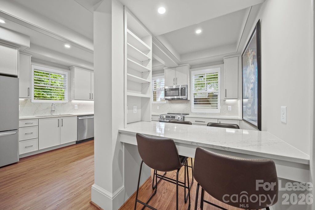 923 Henley Place - Photo 16