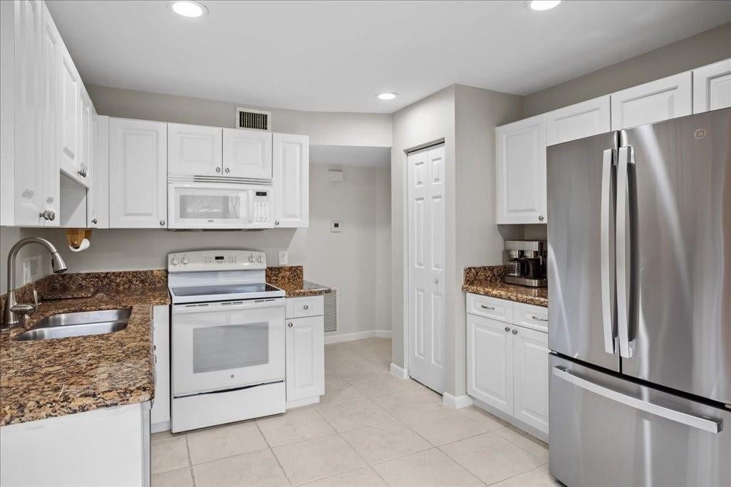 5670 Coach House Circle - Photo 4