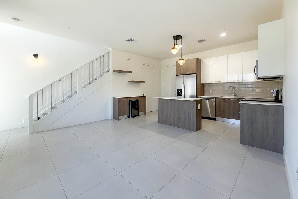 405 Ne 35th Court - Photo 2
