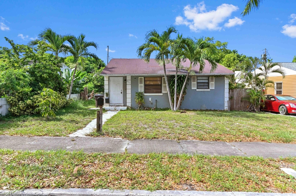 811 32nd Street - Photo 0