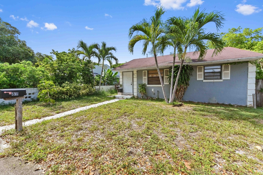 811 32nd Street - Photo 1