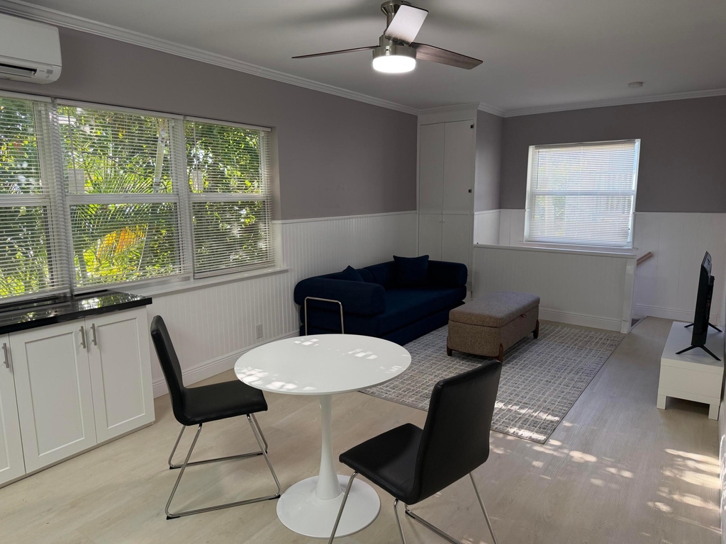 220 Washingtonia Avenue - Photo 2