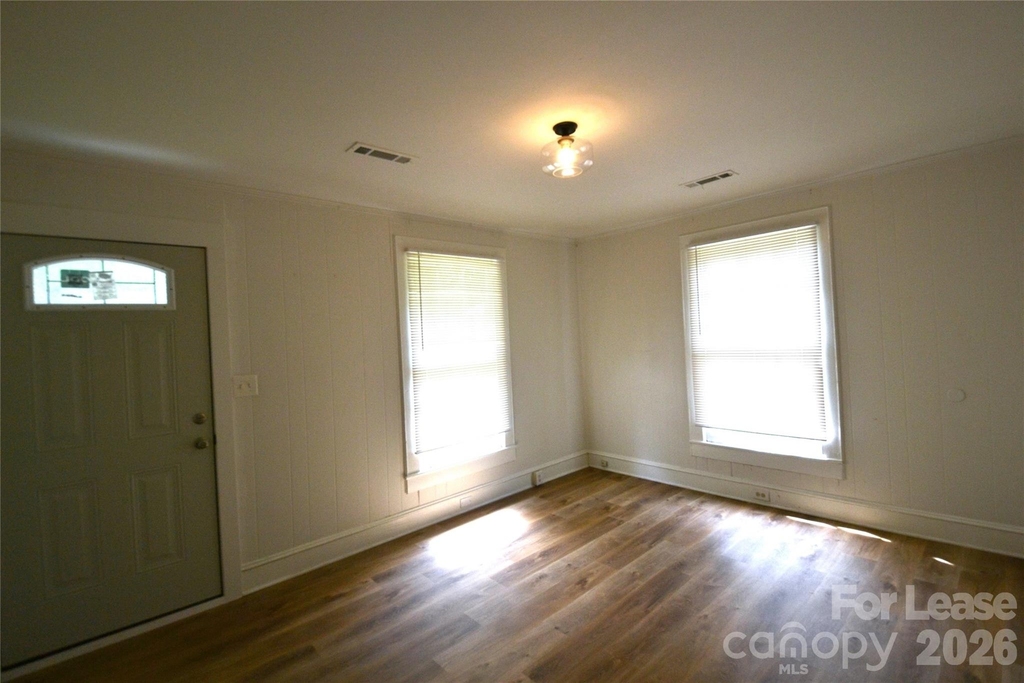 406 W 9th Street - Photo 1