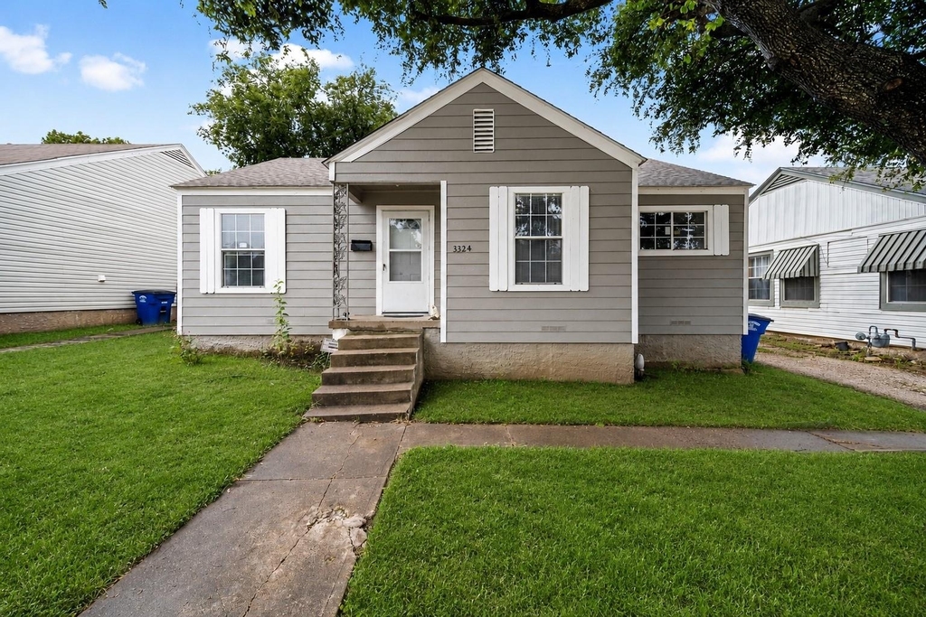 3324 W Clarendon Drive - Photo 0