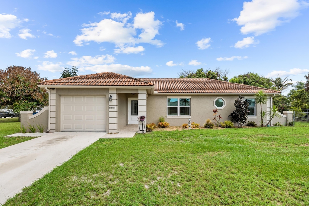 265 Sw Dalton Circle - Photo 0