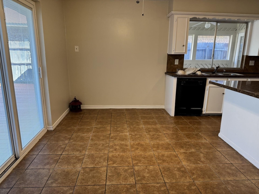 705 Kingsbridge Drive - Photo 10