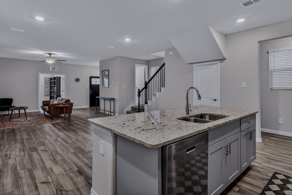 2617 Kings Canyon Mews - Photo 5