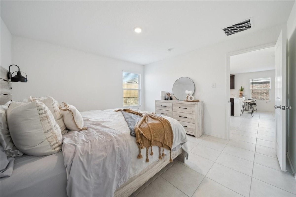 1005 Crestview Drive - Photo 4