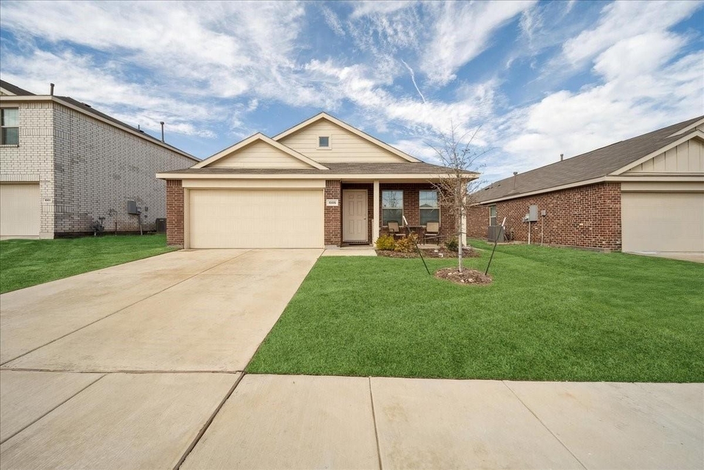 1005 Crestview Drive - Photo 0