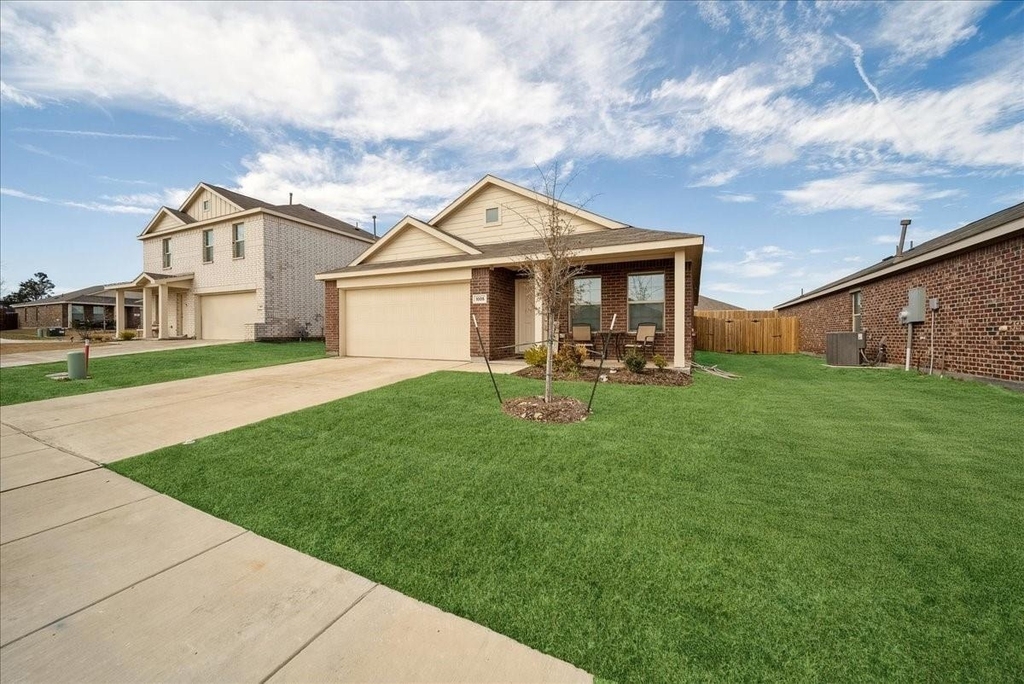 1005 Crestview Drive - Photo 1