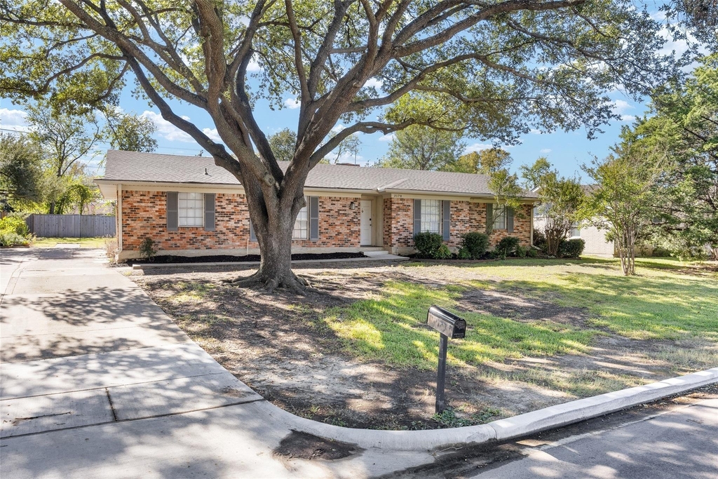 3170 Golfing Green Drive - Photo 0