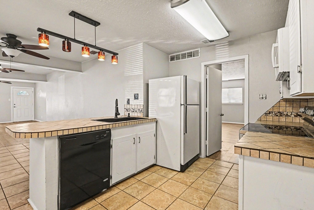 3720 Stanley Avenue - Photo 10