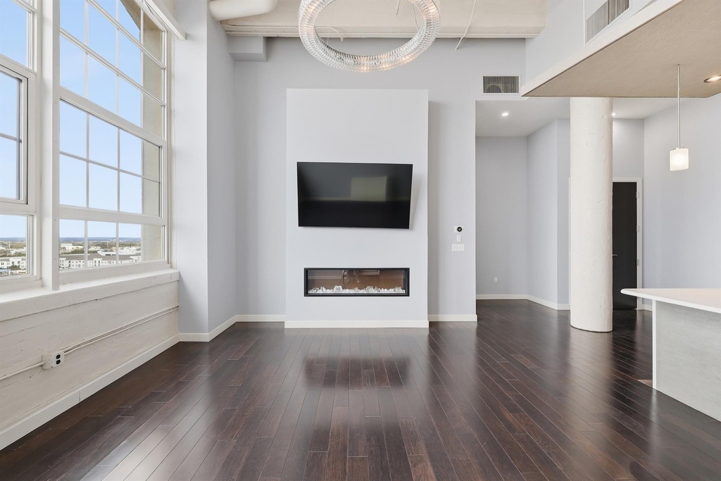 2600 W 7th Street - Photo 1