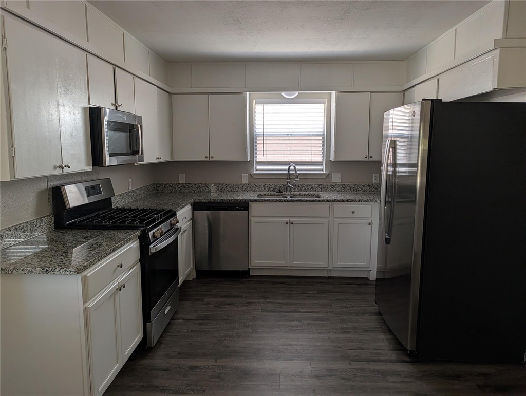 9201 Raymond Avenue - Photo 6