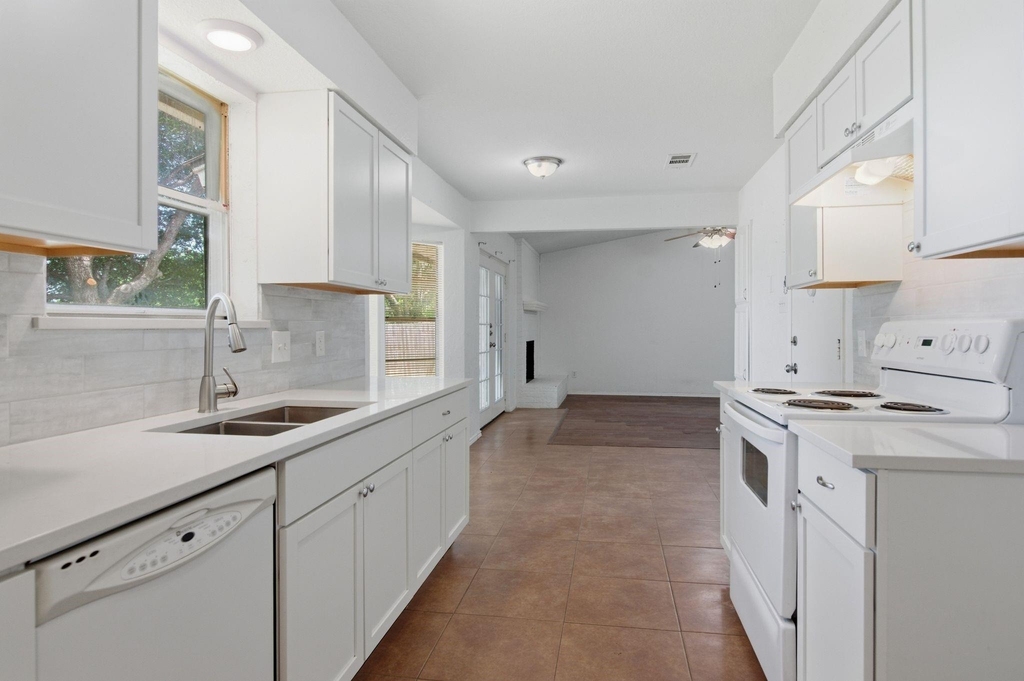 6413 Melinda Court - Photo 10