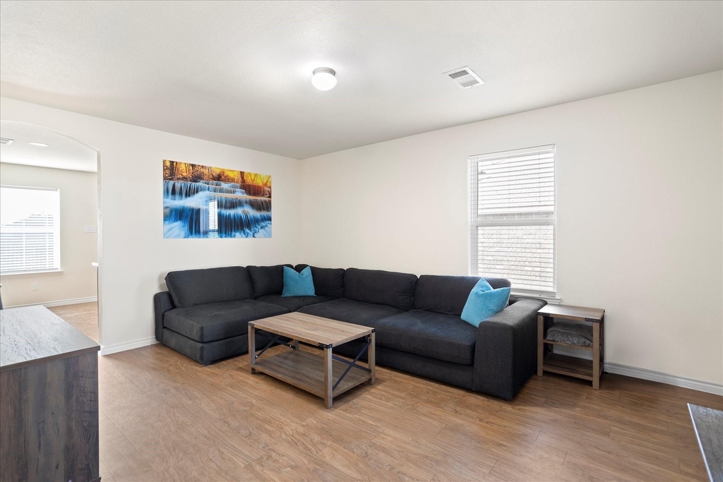 1604 Blue Jay Drive - Photo 3