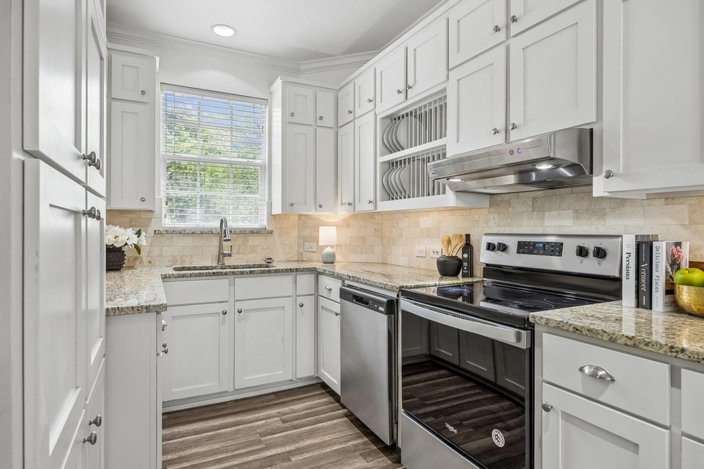 2113 Parkview - Photo 2