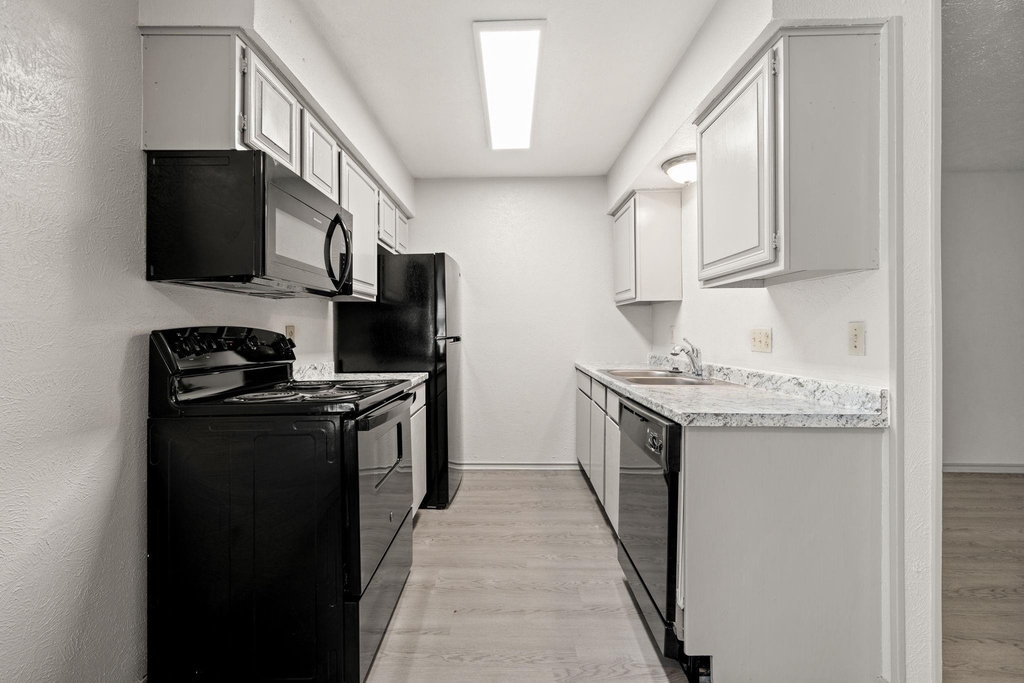 1108 N Elm Street - Photo 6