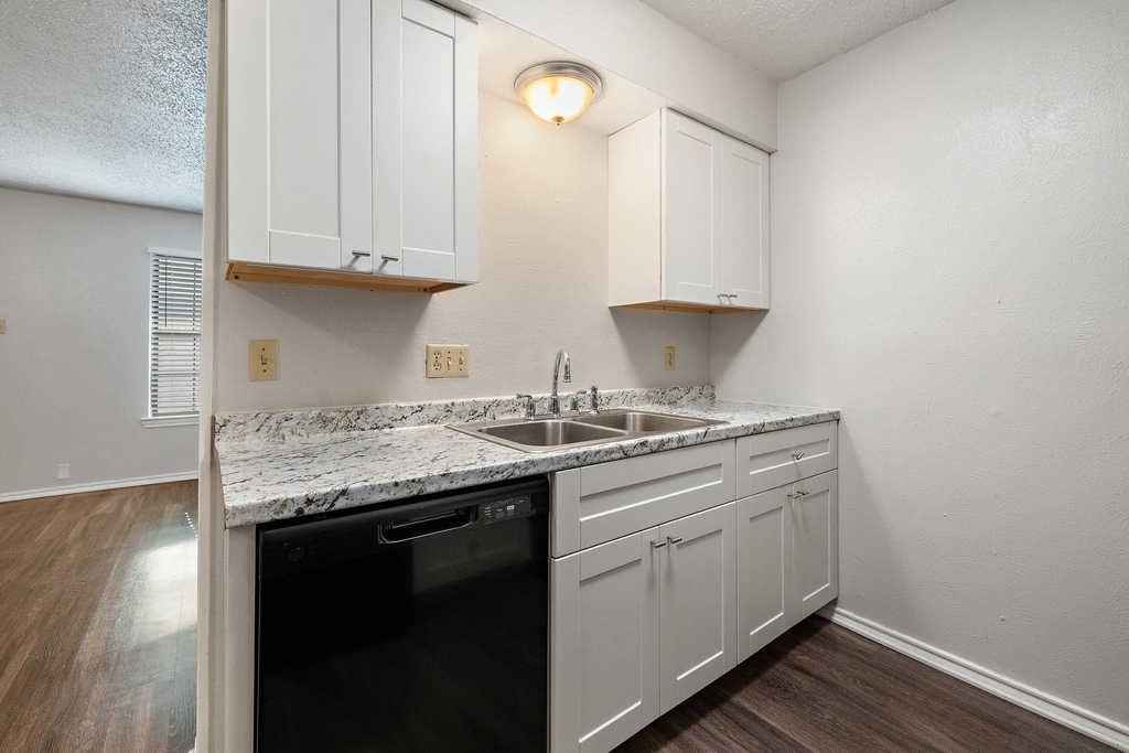 1108 N Elm Street - Photo 7