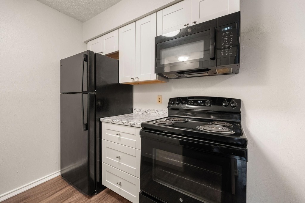 1108 N Elm Street - Photo 8