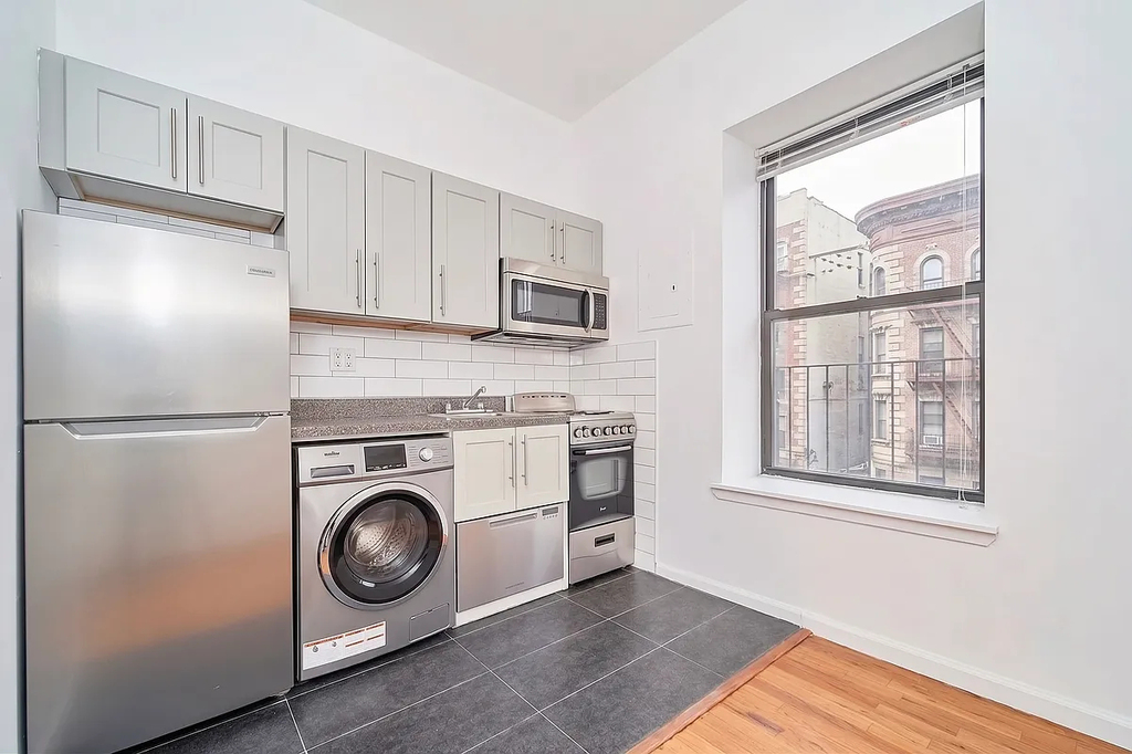 150 Manhattan Avenue - Photo 4