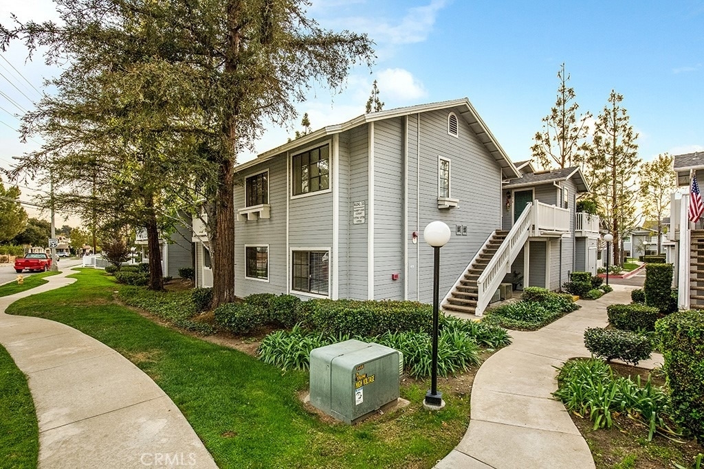 260 Evergreen Court - Photo 2