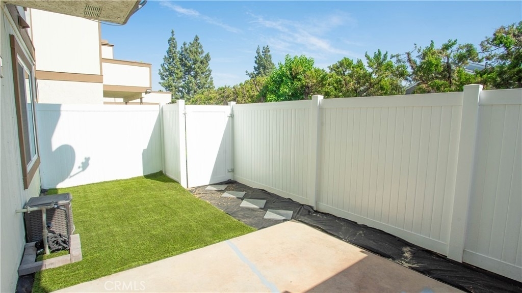 1216 S Cypress - Photo 17