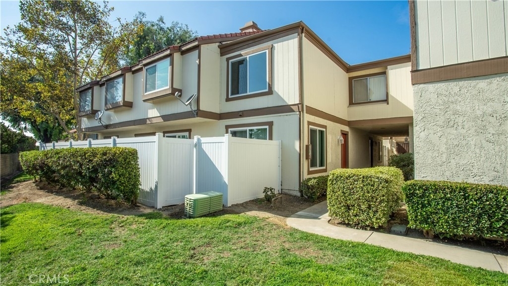 1216 S Cypress - Photo 0