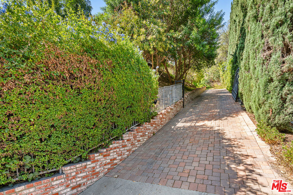4645 Petit Avenue - Photo 29