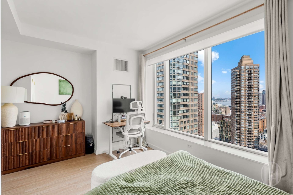 Tenth Avenue - Photo 5