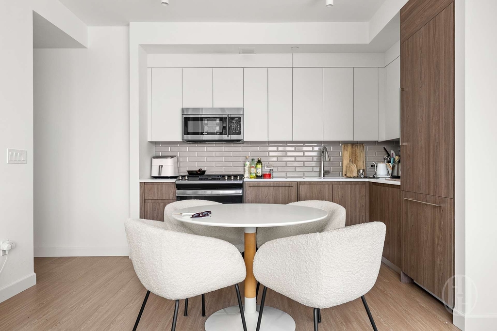 Tenth Avenue - Photo 3