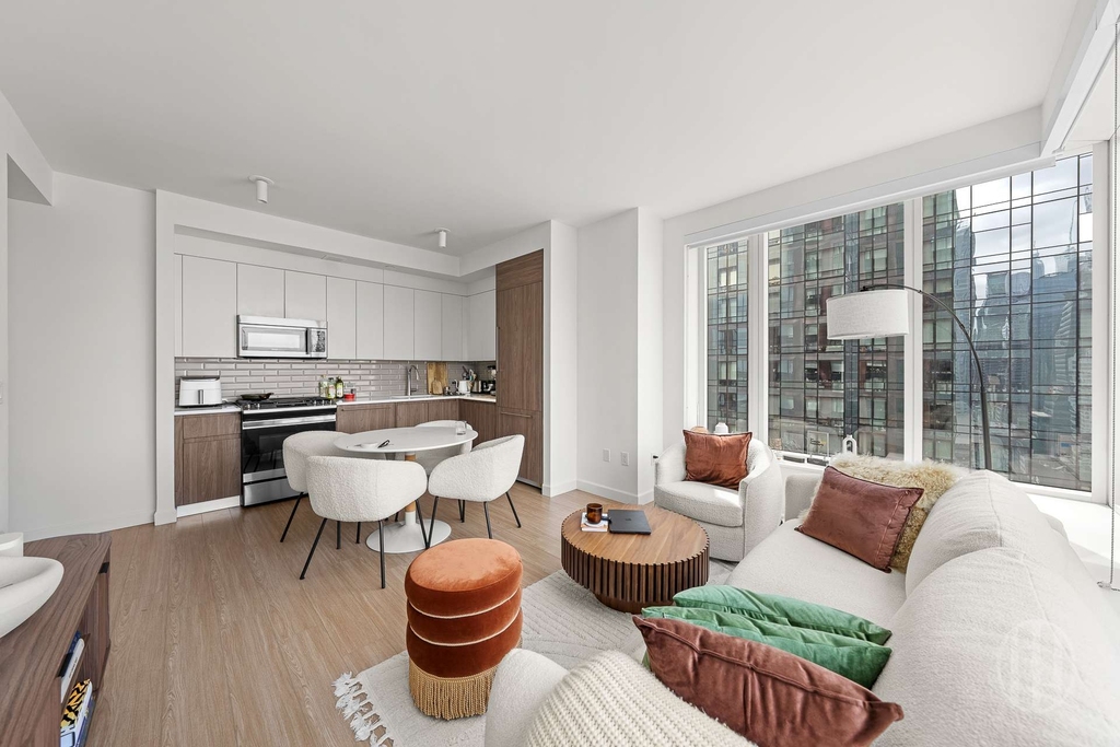 Tenth Avenue - Photo 2