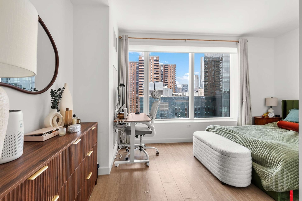 Tenth Avenue - Photo 6