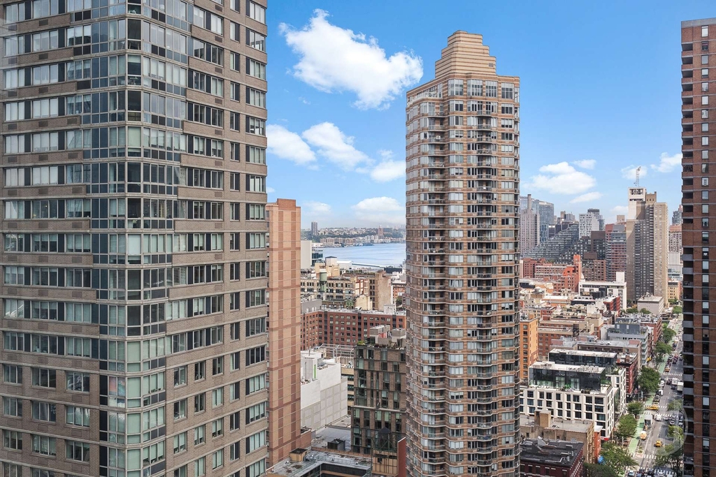 Tenth Avenue - Photo 9