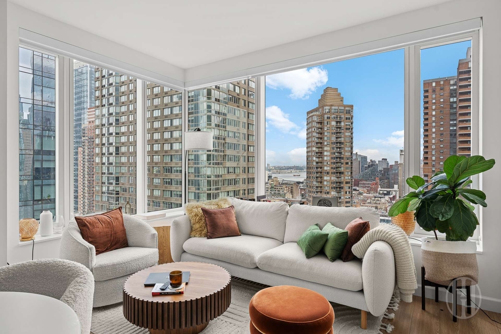 Tenth Avenue - Photo 1