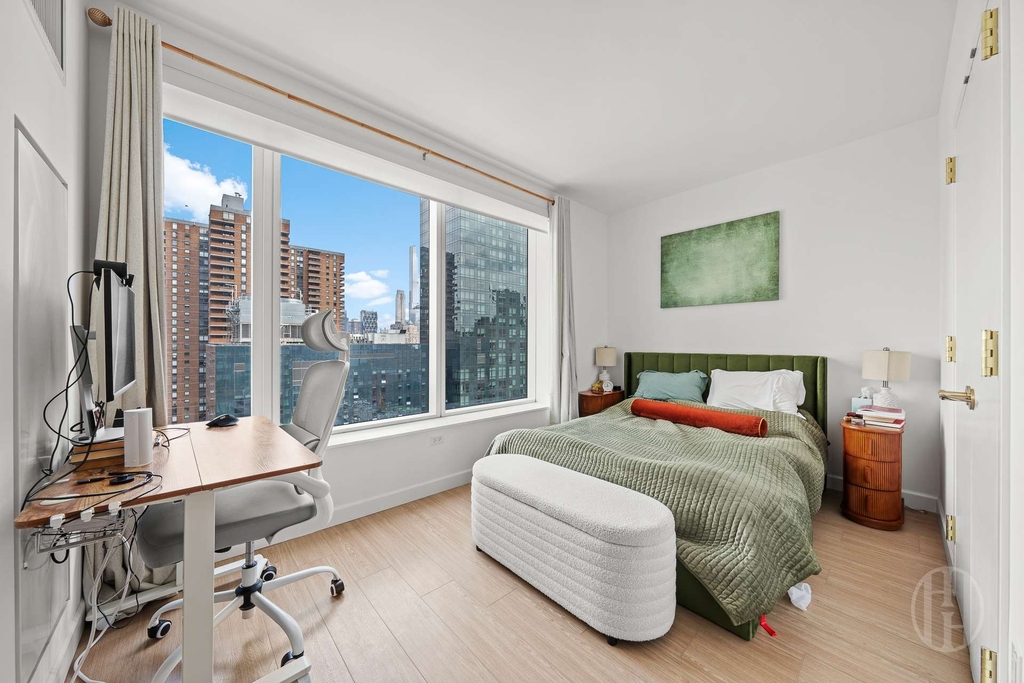 Tenth Avenue - Photo 4
