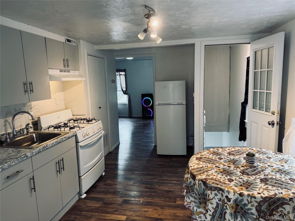 255 North Street - Photo 2