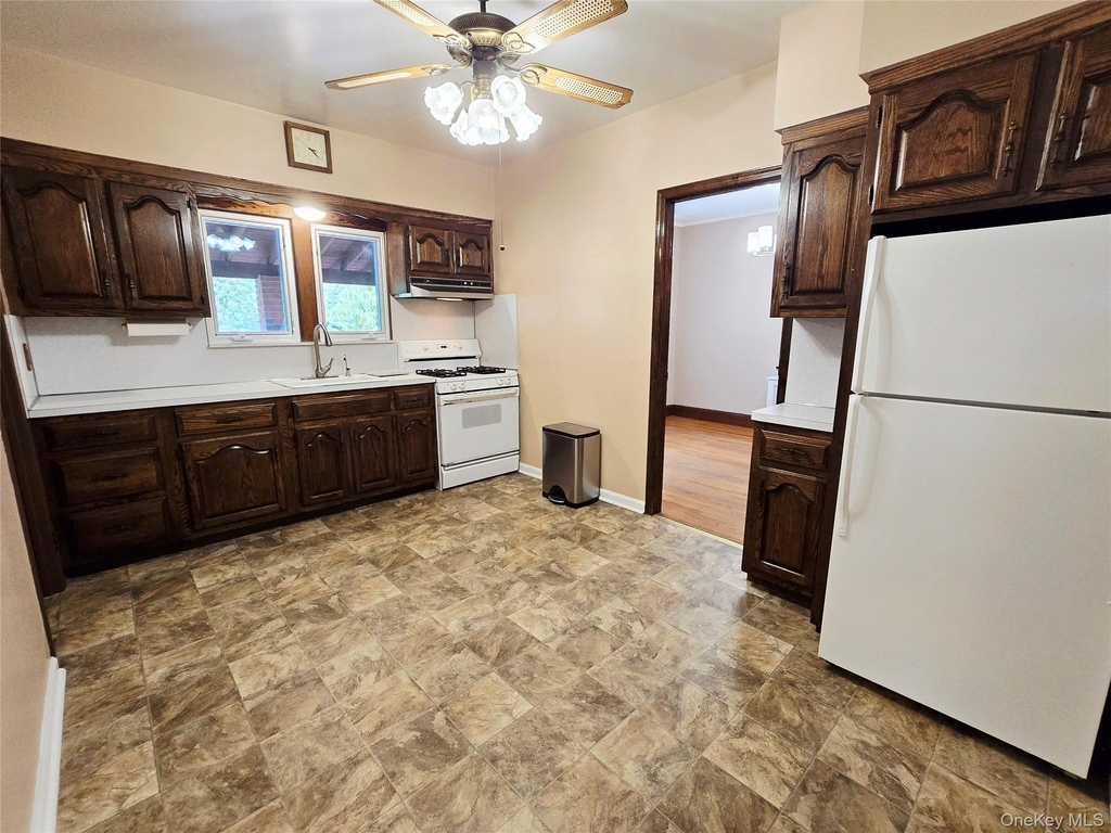 190 Bryant Avenue - Photo 3