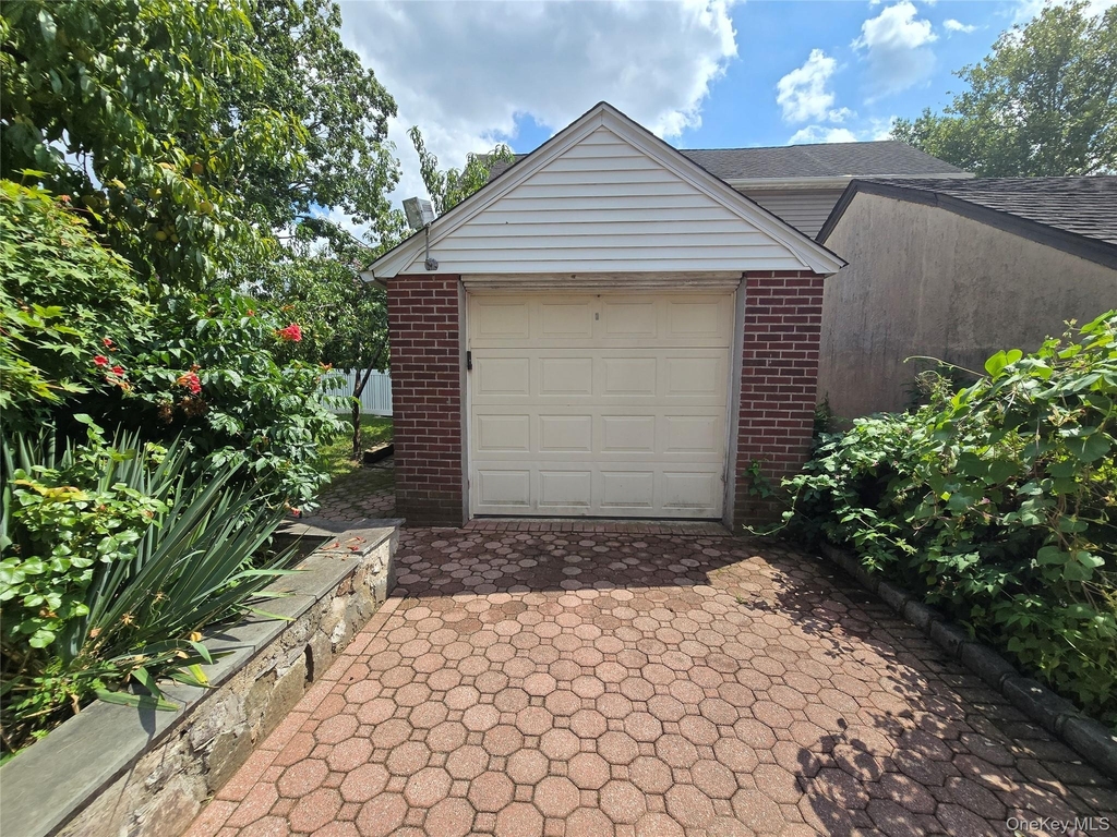 190 Bryant Avenue - Photo 10