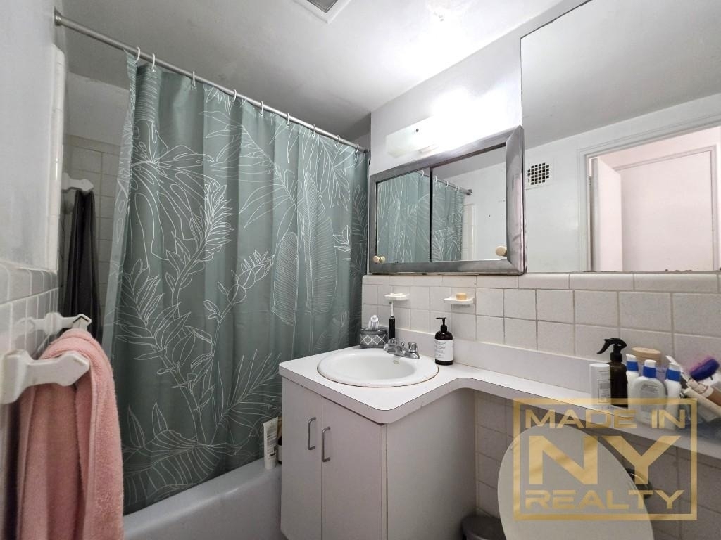327 W 30th Street - Photo 2