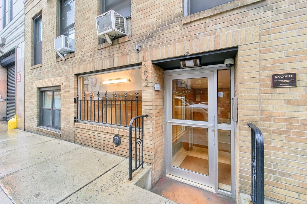 353 W 44th Street - Photo 6