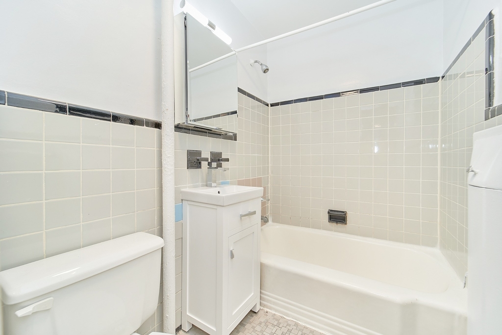 353 W 44th Street - Photo 4