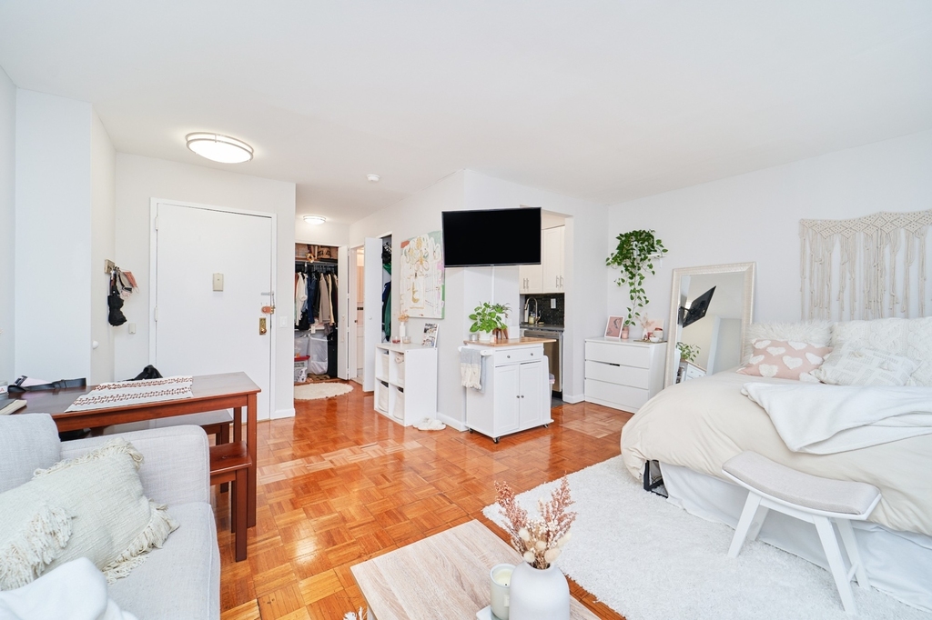337 W 43rd Street - Photo 3