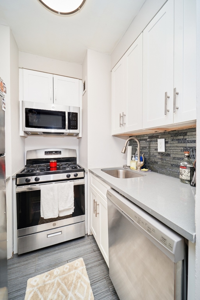 337 W 43rd Street - Photo 4