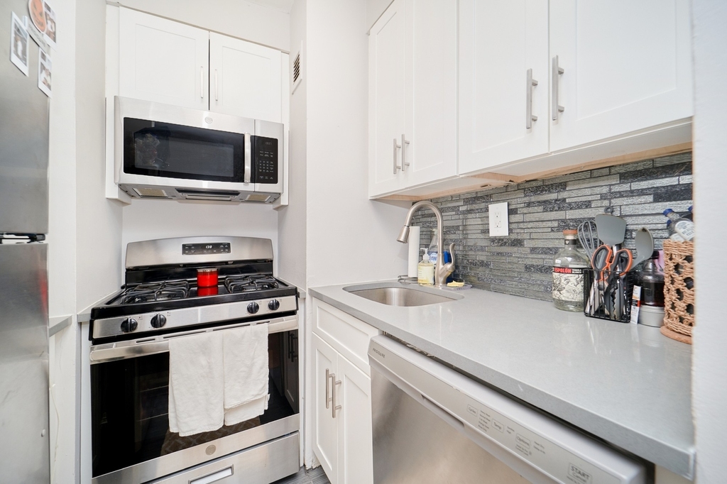 337 W 43rd Street - Photo 5