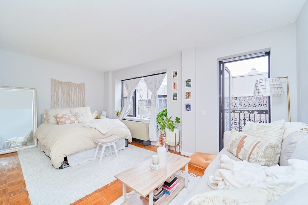 337 W 43rd Street - Photo 2